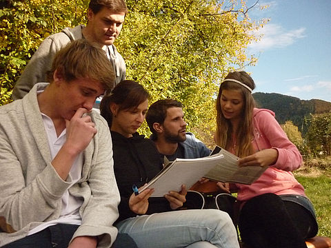 Schüler lernen im Garten